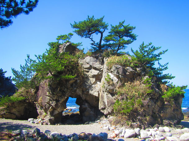 ぶっとおし岩｜神津島